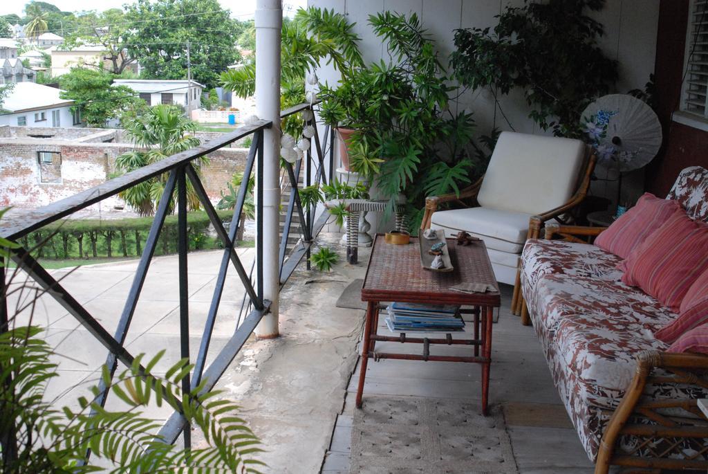 Charming Old World Apartment Bridgetown Luaran gambar